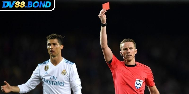 Kèo Thẻ Đỏ DV88 Cách Chơi Và Chiến Thuật Soi Kèo Hiệu Quả 3 Theo dõi trọng tài điều khiển khi soi kèo thẻ đỏ